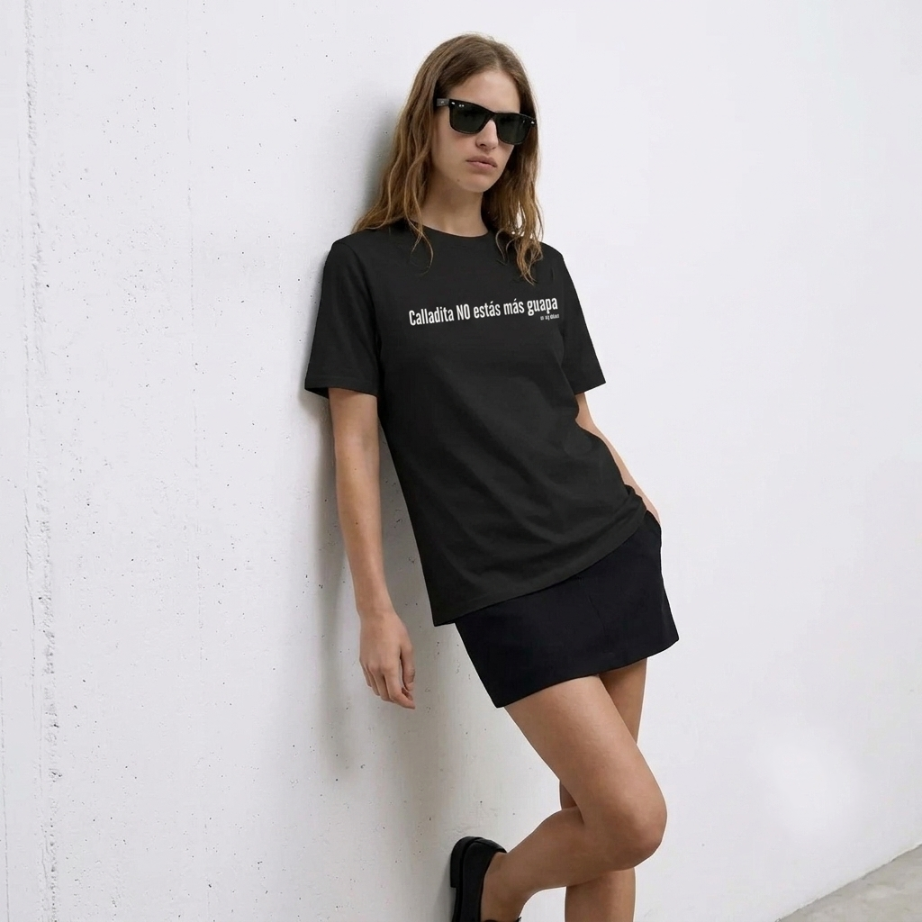 modelo con camiseta negra calladita