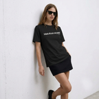 modelo con camiseta negra calladita