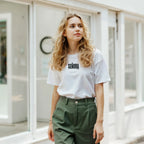 Modelo con camiseta blanca señora