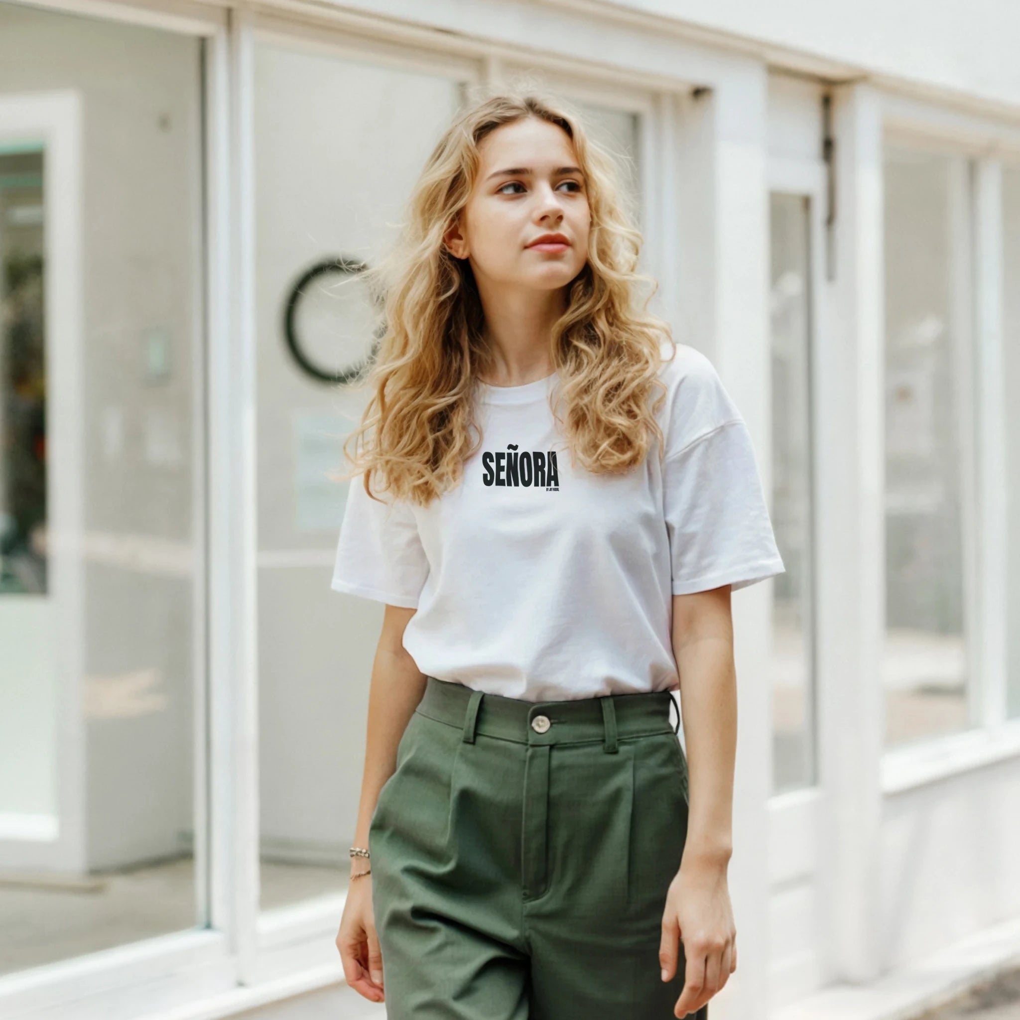 Modelo con camiseta blanca señora