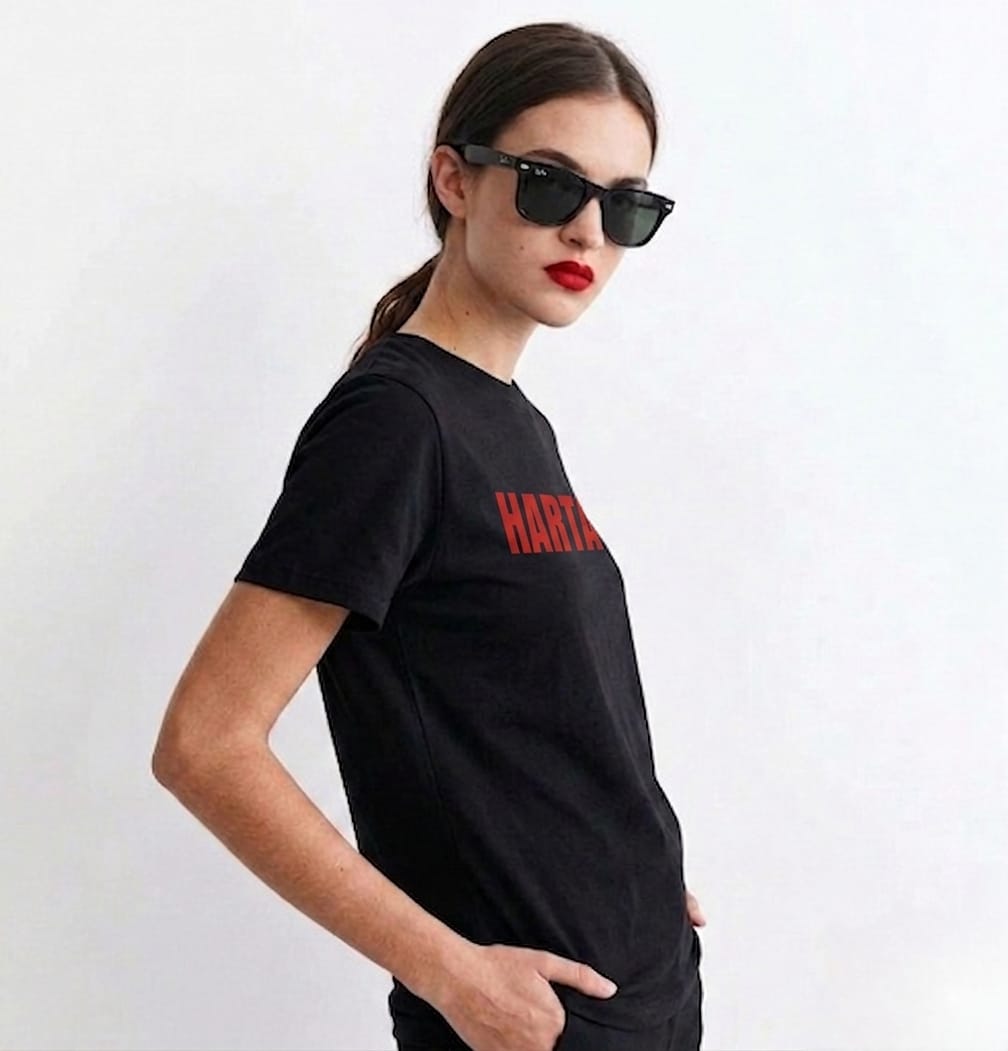 Camiseta negra harta
