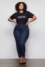 mujer camiseta negra amar
