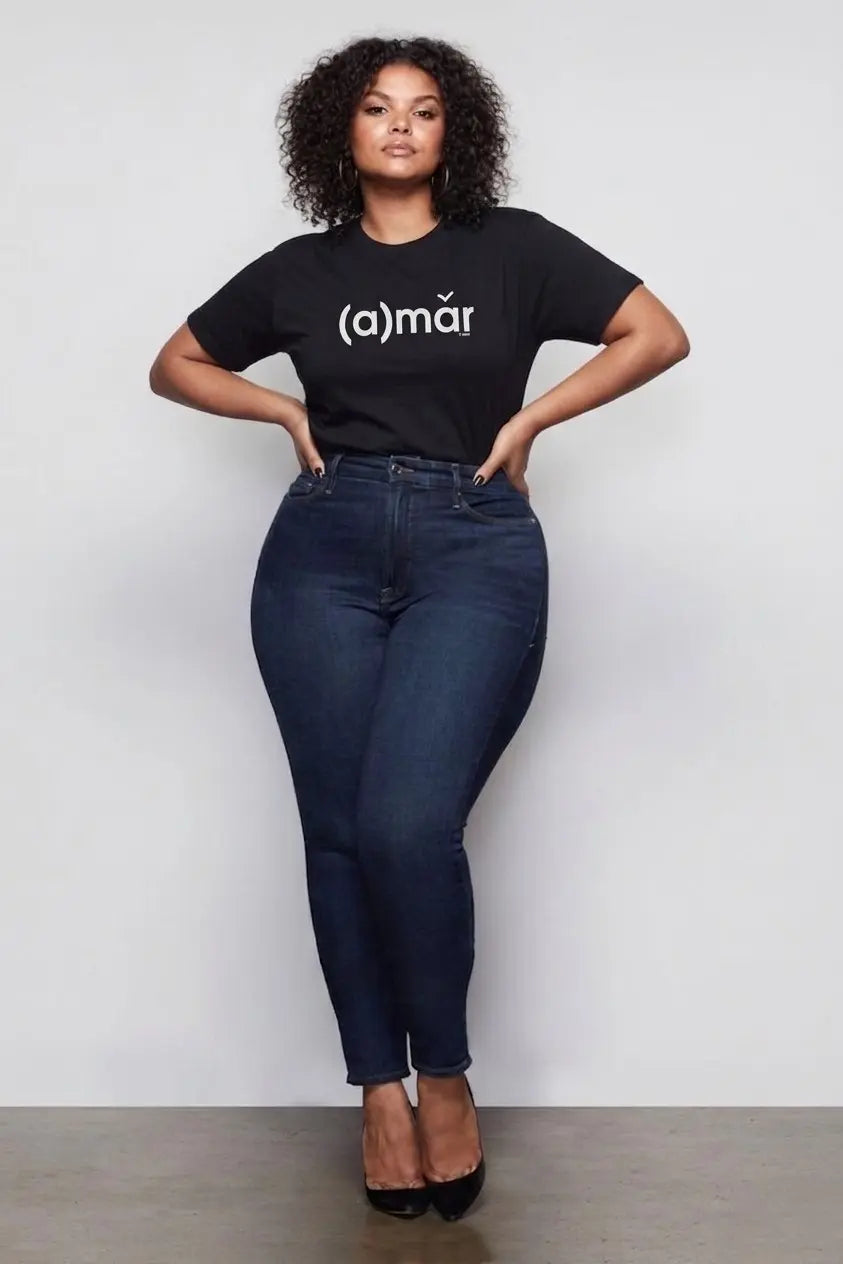 mujer camiseta negra amar