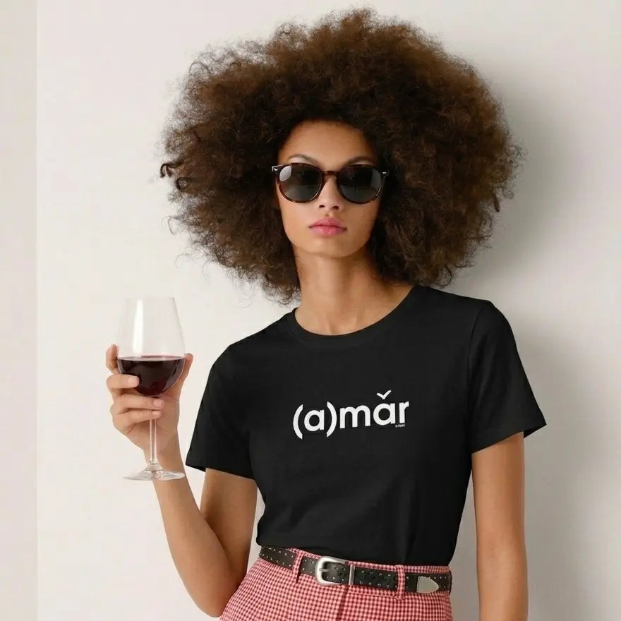 mujer camiseta negra amar