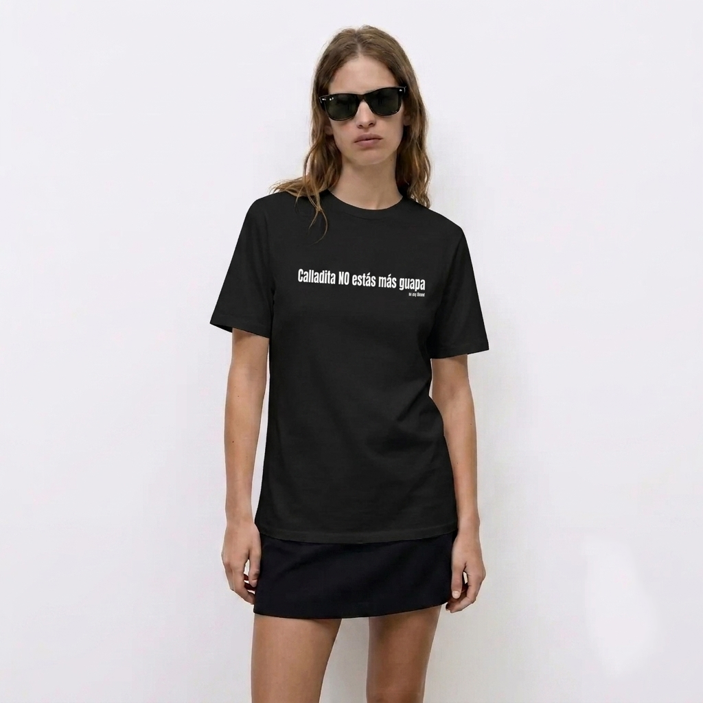 modelo con camiseta negra calladita