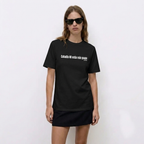 modelo con camiseta negra calladita