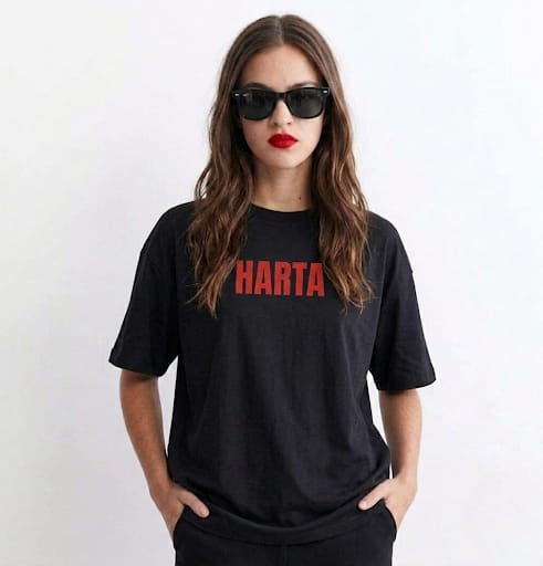 Camiseta negra harta