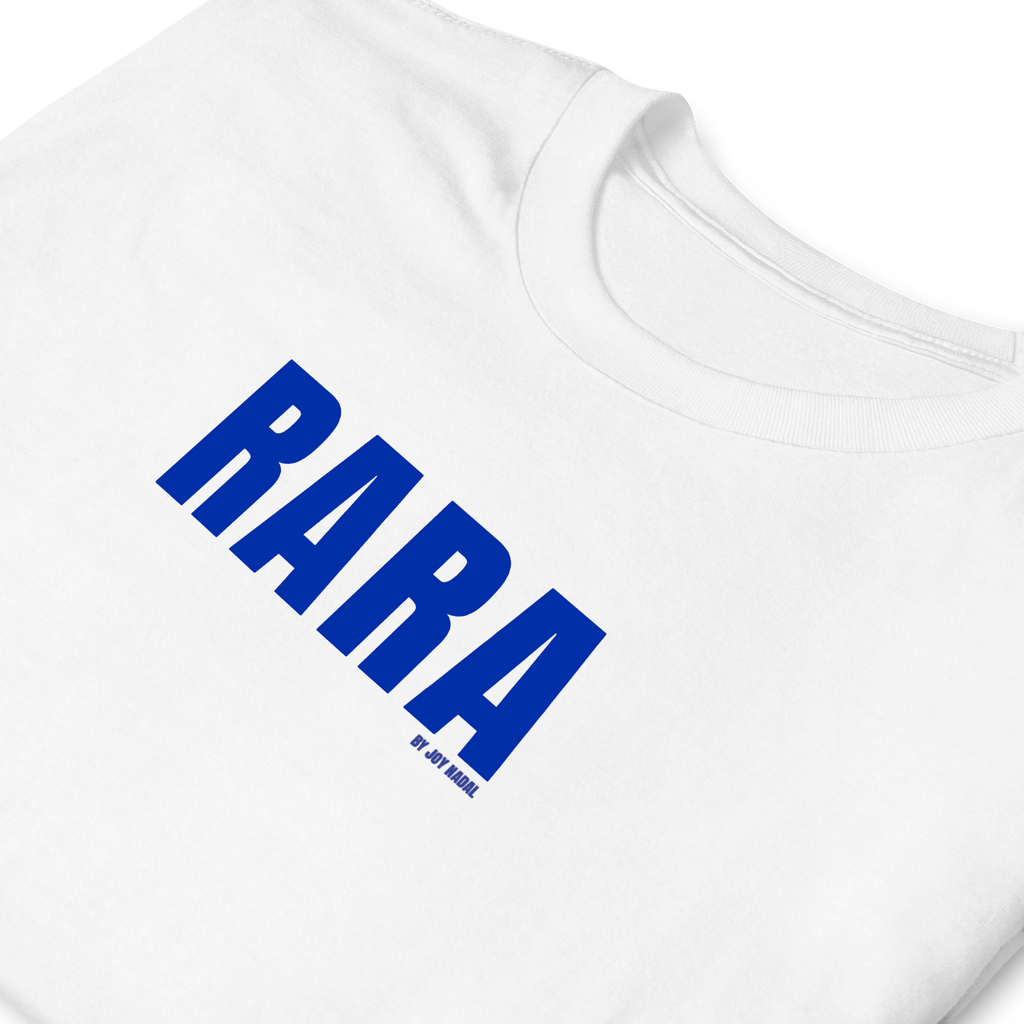 mujer con camiseta blanca rara
