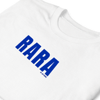 mujer con camiseta blanca rara