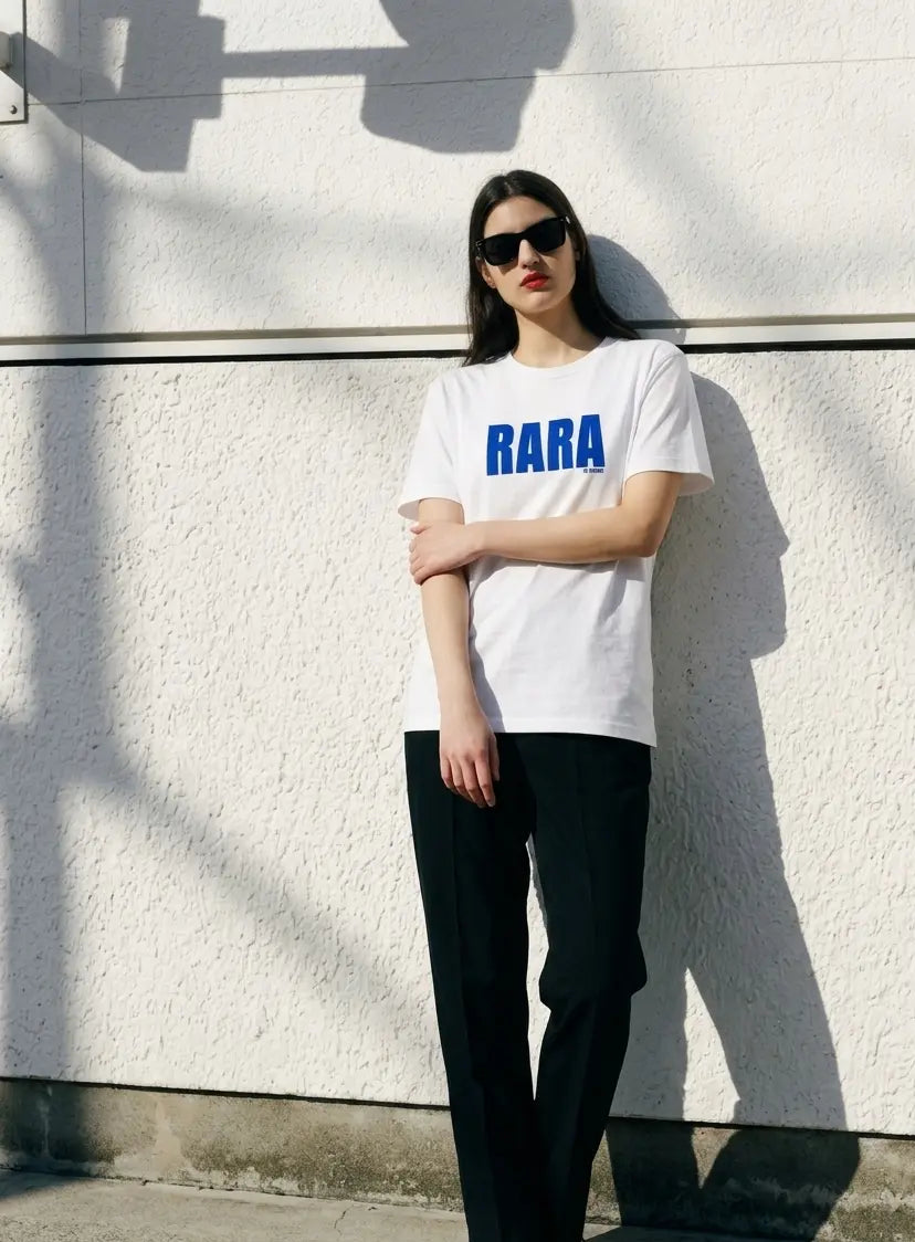 mujer con camiseta blanca rara