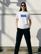 mujer con camiseta blanca rara