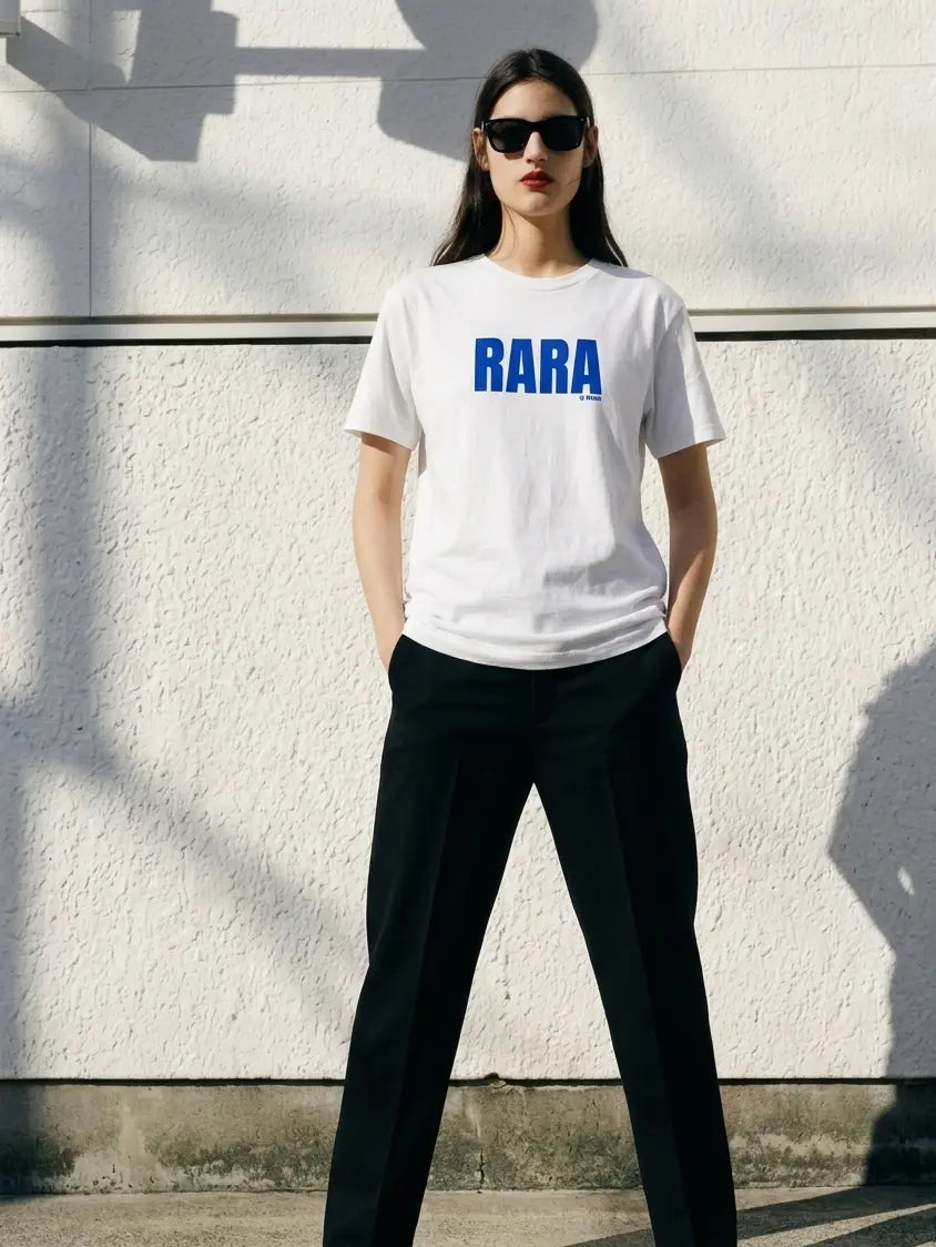 mujer con camiseta blanca rara