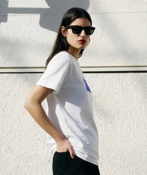 mujer con camiseta blanca rara