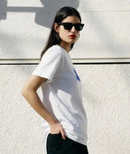 mujer con camiseta blanca rara