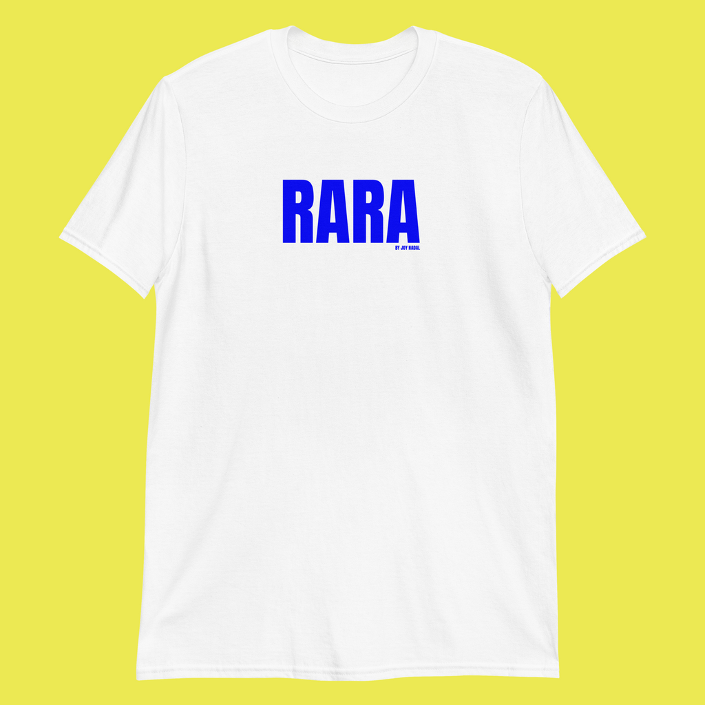 mujer con camiseta blanca rara