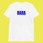 mujer con camiseta blanca rara